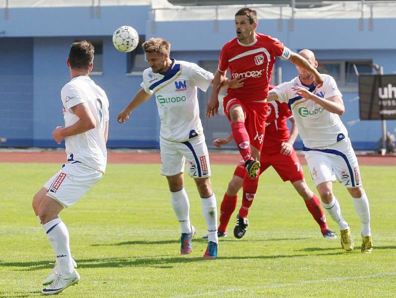 Ústečtí fotbalisté (bílí) doma prohráli s Pardubicemi 0:1. 