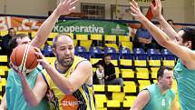 Basketbalovou bitvu ve čtvrtfinále Severočeské ligy mezi domácí Slunetou Ústí B (žlutí) a Baníkem Most (zelení) lépe zvládli mostečtí a zvítězili 58:62.