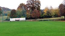 Fotbalové hřiště v Hostovicích je kuriózní sklonem v podélném i příčném směru. Horní pravý roh