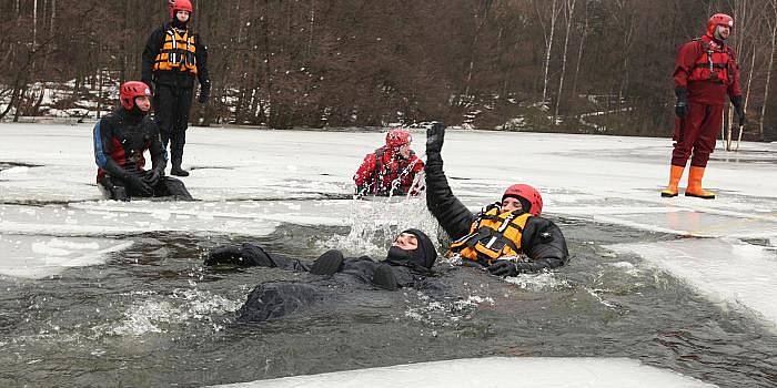 Profesionální hasiči ze stanice Petrovice, vodní záchranná služba a policisté z poříčního oddělení v Ústí nad Labem společně nacvičovali na zamrzlé hladině varvažovského rybníka záchranu osoby, pod kterou se prolomil led. 