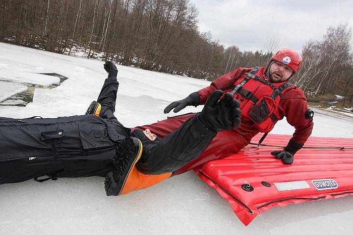 Profesionální hasiči ze stanice Petrovice, vodní záchranná služba a policisté z poříčního oddělení v Ústí nad Labem společně nacvičovali na zamrzlé hladině varvažovského rybníka záchranu osoby, pod kterou se prolomil led. 