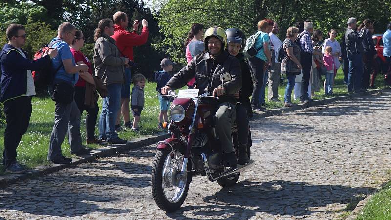 Na zámku ve Velkém Březně se jel závod historických vozidel a motocyklů o Pohár hraběte Chotka.