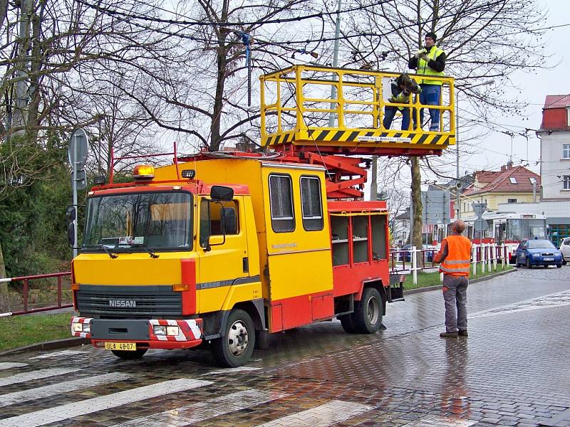 Vůz odtahové služby na Klíši strhl trolejové vedení.