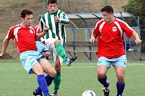 Fotbalisté Ravelu (pruhovaní) doma porazili Svádov 3:1.