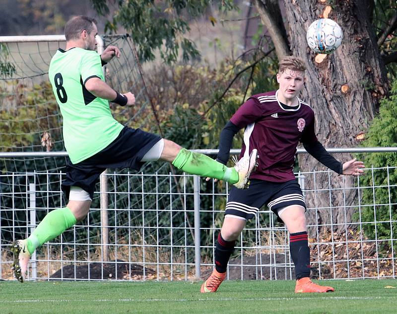 Fotbalisté Chuderova (v zelenočerném) porazili v derby na penalty lídra tabulky z Neštěmic 3:2. Foto: Deník/Rudolf Hoffmann