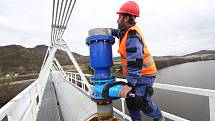Na mostní konstrukci přes Labe u Libochovan je nový přivaděč pitné vody z Litoměřicka do Ústí.