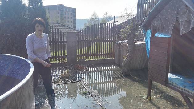 Prasklé potrubí vytopilo rodinám zahrady v Neštěmicích