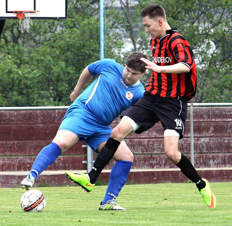 Fotbalisté Chuderova (pruhovaní) doma porazili Jiříkov 4:1.