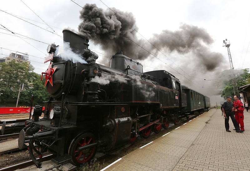 Zvláštní parní vlak svezl dětské onkologické pacienty z Ústí nad Labem do Zubrnic a zpět.