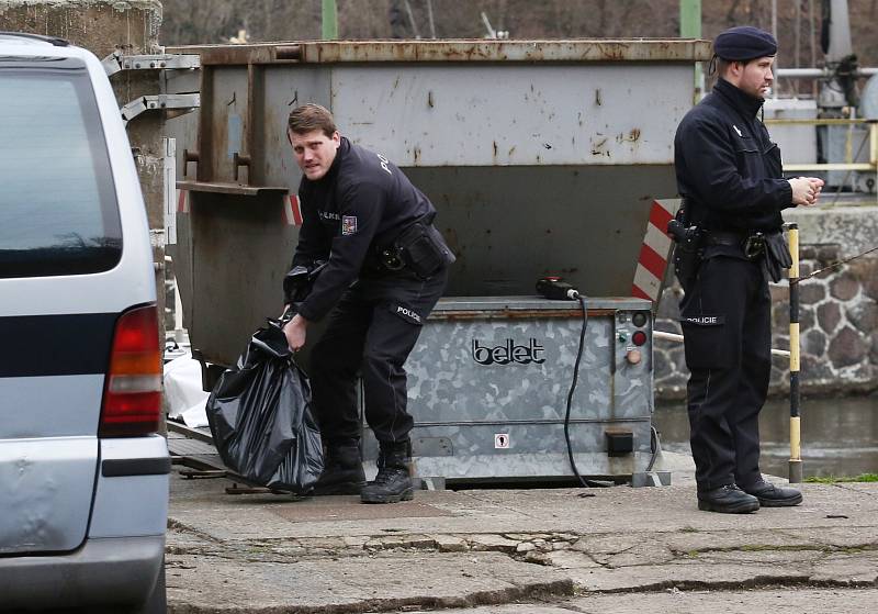 U zdymadel v ústeckém Vaňově zasahuje policie. Našli tam tělo utonulého muže