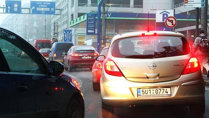 Dopravní situace v Ústí nad Labem v pondělí kolem 17.00 hodiny. 