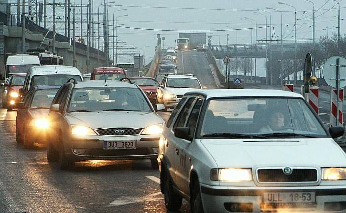 Dopravní situace v Ústí nad Labem v pondělí kolem 17.00 hodiny. 