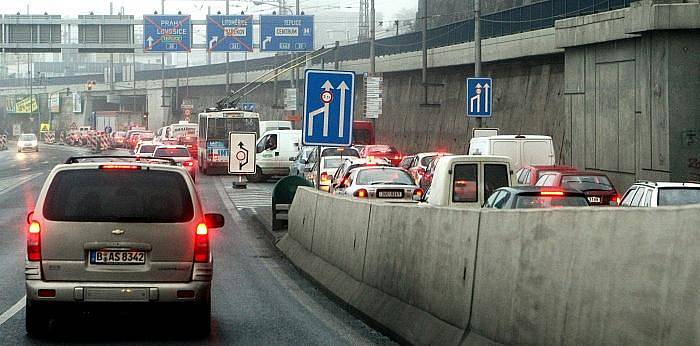 Dopravní situace v Ústí nad Labem v pondělí kolem 17.00 hodiny. 