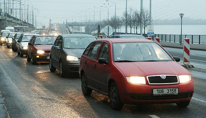 Dopravní situace v Ústí nad Labem v pondělí kolem 17.00 hodiny. 