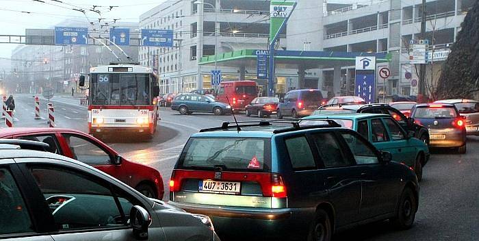 Dopravní situace v Ústí nad Labem v pondělí kolem 17.00 hodiny. 