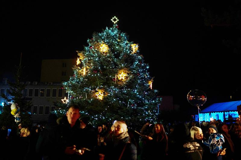 Vánoční strom u úřadu na Severní Terase v Ústí nad Labem