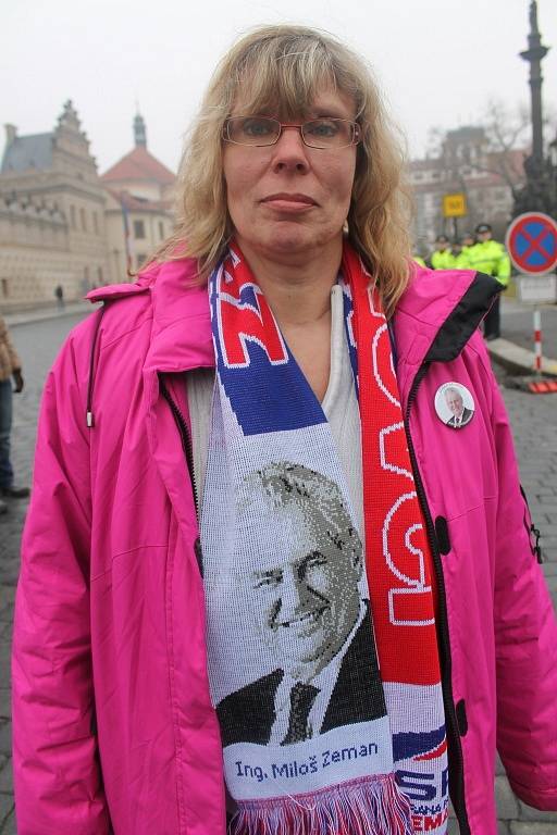 Z Teplic přijela k Pražskému hradu Alena Doubravská. „Nikdy jsem inauguraci neviděla, takže jsem ráda, že jsem tady. Uvidíme, jaké to bude, ale moc se těším,“ řekla dáma se šálou Miloše Zemana kolem krku.
