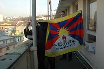 Vyvěšování vlajky Tibetu na ústeckém magistrátu.