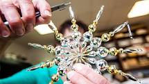 Výroba perličkových vánočních ozdob v Poniklé je unikátní na celém světě