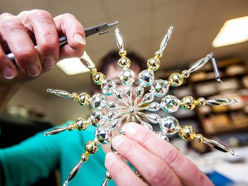 Výroba perličkových vánočních ozdob v Poniklé je unikátní na celém světě