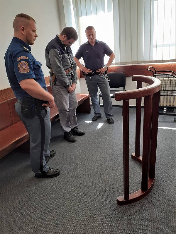 Eskorta přivedla k okresnímu soudu v Ústí Ivana Hazuchu.