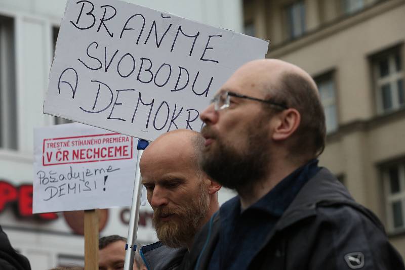 V Ústí nad Labem demonstrovaly proti Babišovi a spol. dvě stovky lidí.