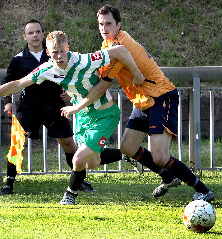 Fotbalisté Libouchce (zeleno-bílé dresy) zvítězili v derby na hřišti Jílového 3:1.