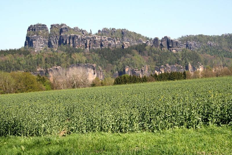 Nejznámější vyhlídka Saského Švýcarska, pískovcová formace Bastei, poznamenala i další dvě zdejší vyhlídkové plošiny. Obě nesou shodné pojmenování, Malá Bastei. 