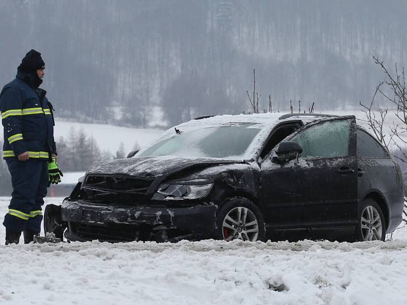 Dopravní nehoda autobusu a dvou osobních aut si vyžádala jeden lidský život a 15 zraněných.