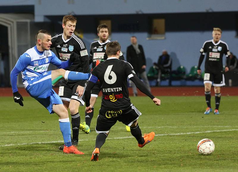 Fotbalisté Ústí (pruhovaní) doma podlehli Znojmu 0:1.