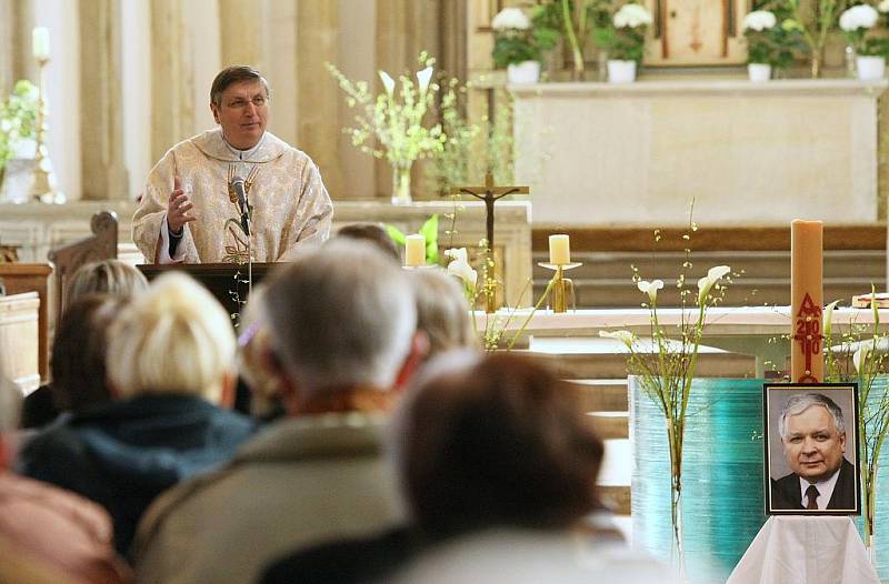 Desítky věřících, řadových obyvatel Ústí i představitelů města včetně primátora Jana Kubaty. Ti všichni navštívili bohoslužbu v kostele Nanebevzetí Panny Marie.