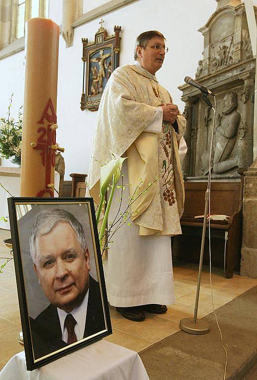 Desítky věřících, řadových obyvatel Ústí i představitelů města včetně primátora Jana Kubaty. Ti všichni navštívili bohoslužbu v kostele Nanebevzetí Panny Marie.