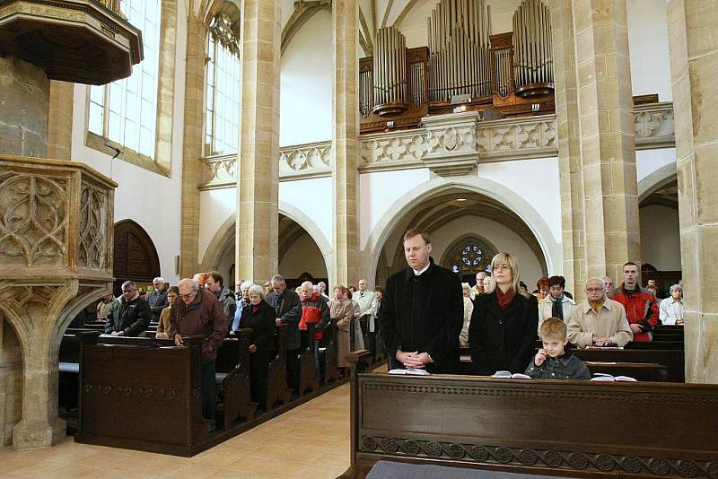 Desítky věřících, řadových obyvatel Ústí i představitelů města včetně primátora Jana Kubaty. Ti všichni navštívili bohoslužbu v kostele Nanebevzetí Panny Marie.