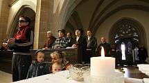 Desítky věřících, řadových obyvatel Ústí i představitelů města včetně primátora Jana Kubaty. Ti všichni navštívili bohoslužbu v kostele Nanebevzetí Panny Marie.