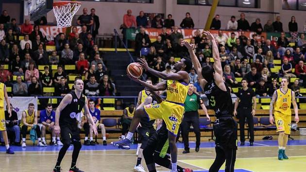 Ústečtí basketbalisté (ve žlutém) udolali Brno o dva body.