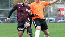 Fotbalisté Mojžíře (v oranžovočerném) doma porazili v ostře sledovaném derby před 450 diváky Neštěmice 1:0. Foto: Deník/Rudolf Hoffmann