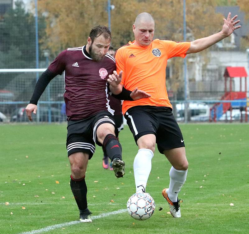 Fotbalisté Mojžíře (v oranžovočerném) doma porazili v ostře sledovaném derby před 450 diváky Neštěmice 1:0. Foto: Deník/Rudolf Hoffmann