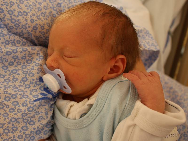 Šimon Neužil se narodil v ústecké porodnici 13. 6. 2017 (20.27) Kateřině Lehrové. Měřil 46 cm, vážil 2,28 kg.