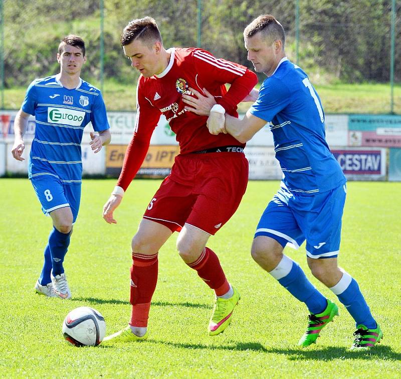 Fotbalisté Ústí (modří) prohráli v Třinci 0:2.