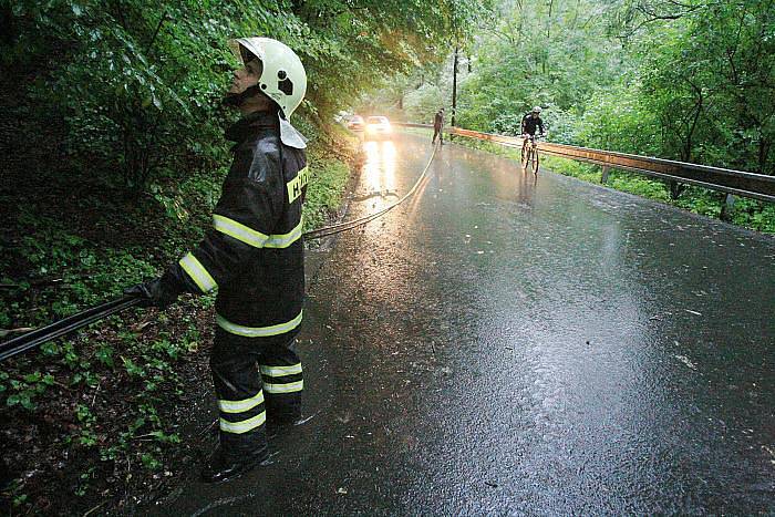 Mezi obcí Brná a Sebuzín zavalila masa kamení a bláta celou vozovku a v místě se vytvořil obrovský potok.Silnice je zcela neprůjezdná z Litoměřic do Ústí nad Labem a jediná možná trasa je přes Lovosice.