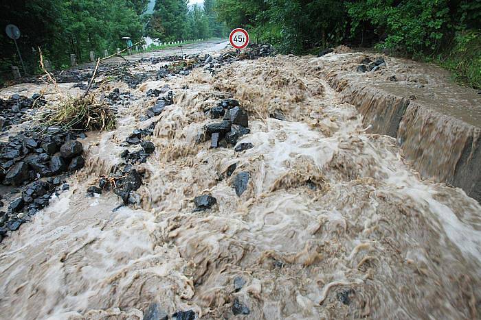 Mezi obcí Brná a Sebuzín zavalila masa kamení a bláta celou vozovku a v místě se vytvořil obrovský potok.Silnice je zcela neprůjezdná z Litoměřic do Ústí nad Labem a jediná možná trasa je přes Lovosice.