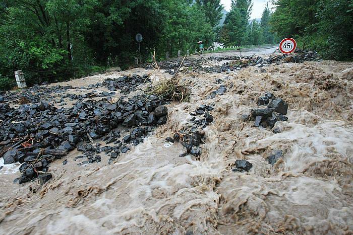 Mezi obcí Brná a Sebuzín zavalila masa kamení a bláta celou vozovku a v místě se vytvořil obrovský potok.Silnice je zcela neprůjezdná z Litoměřic do Ústí nad Labem a jediná možná trasa je přes Lovosice.