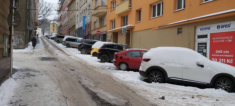 Ústí nad Labem, zasněžené chodníky, kluzké silnice