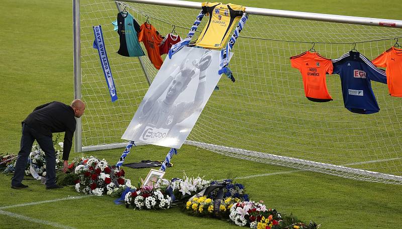 Smuteční rozloučení s fotbalistou Army Radimem Novákem na fotbalové stadionu v Ústí nad Labem.