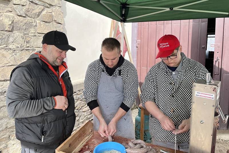 Vůně zabijačky v sobotu přilákala stovky lidí na teplický hrad Doubravka.