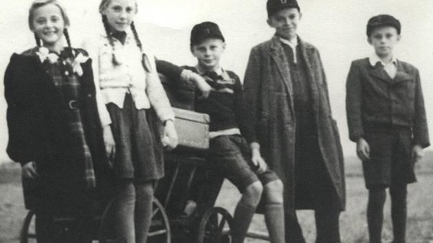 Jurij Koch (úplně vpravo) s dětmi z Lužice na cestě do Varnsdorfu (1947).