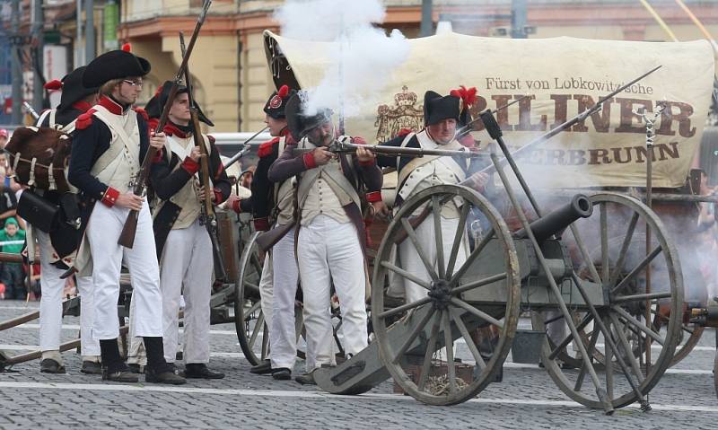 Doslova nacpané Mírové náměstí obsadily historické vojenské jednotky, které předvedly rekonstrukci bojů v době císaře Napoleona. 