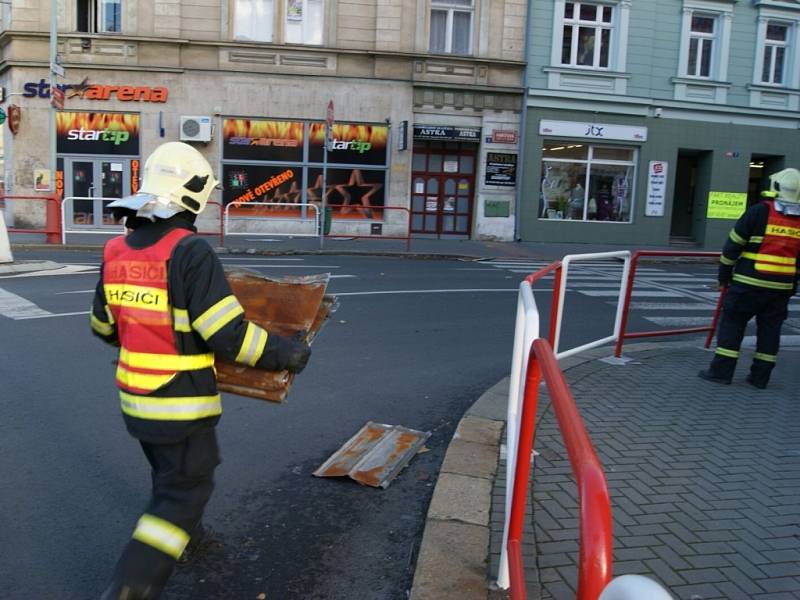 Na křižovatce Pařížské a Masarykovy ulice padaly ze střechy plechy, které ohrožovaly chodce a projíždějící automobily. 