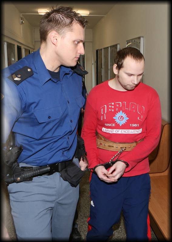 Vrah z Klášterce Roman Kalužík stanul v úterý 14. dubna před ústeckým krajským soudem.