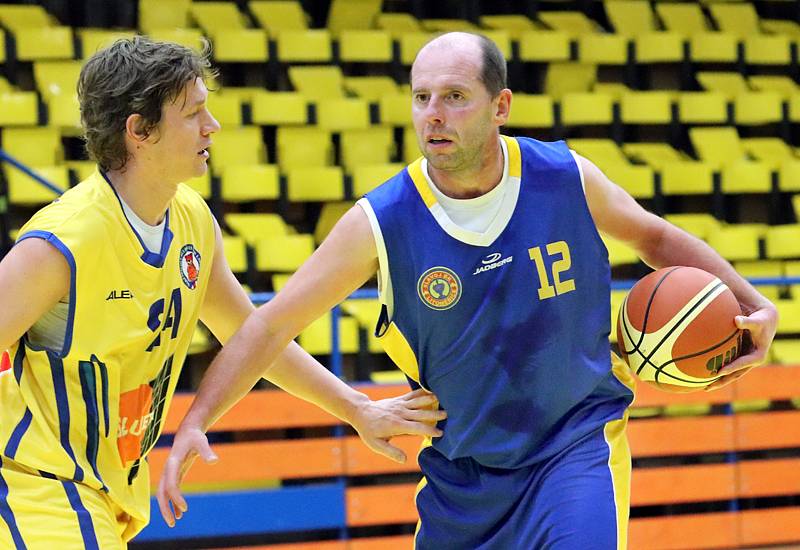 Basketbalisté Slunety B (žlutí) oplatili rezervě Litoměřic podzimní porážku a drží v tabulce Severočeské ligy 5. místo těsně před soupeřem.